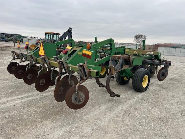 Image of John Deere 2700 equipment image 4