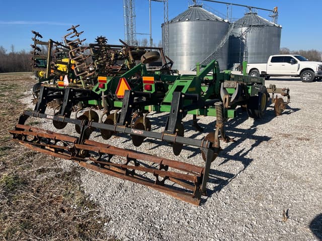 Image of John Deere 2700 equipment image 2
