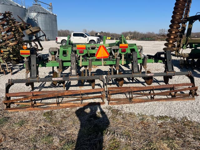 Image of John Deere 2700 equipment image 1