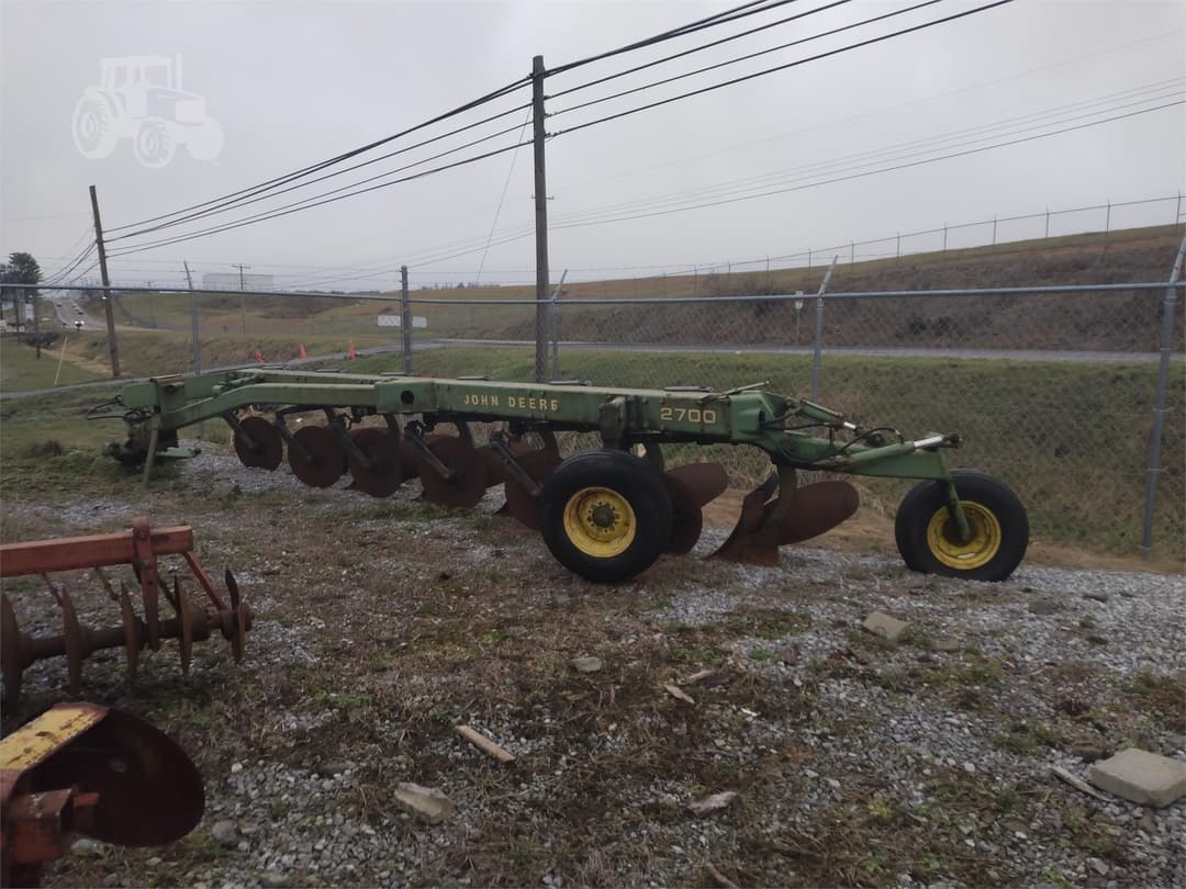 Image of John Deere 2700 Image 1