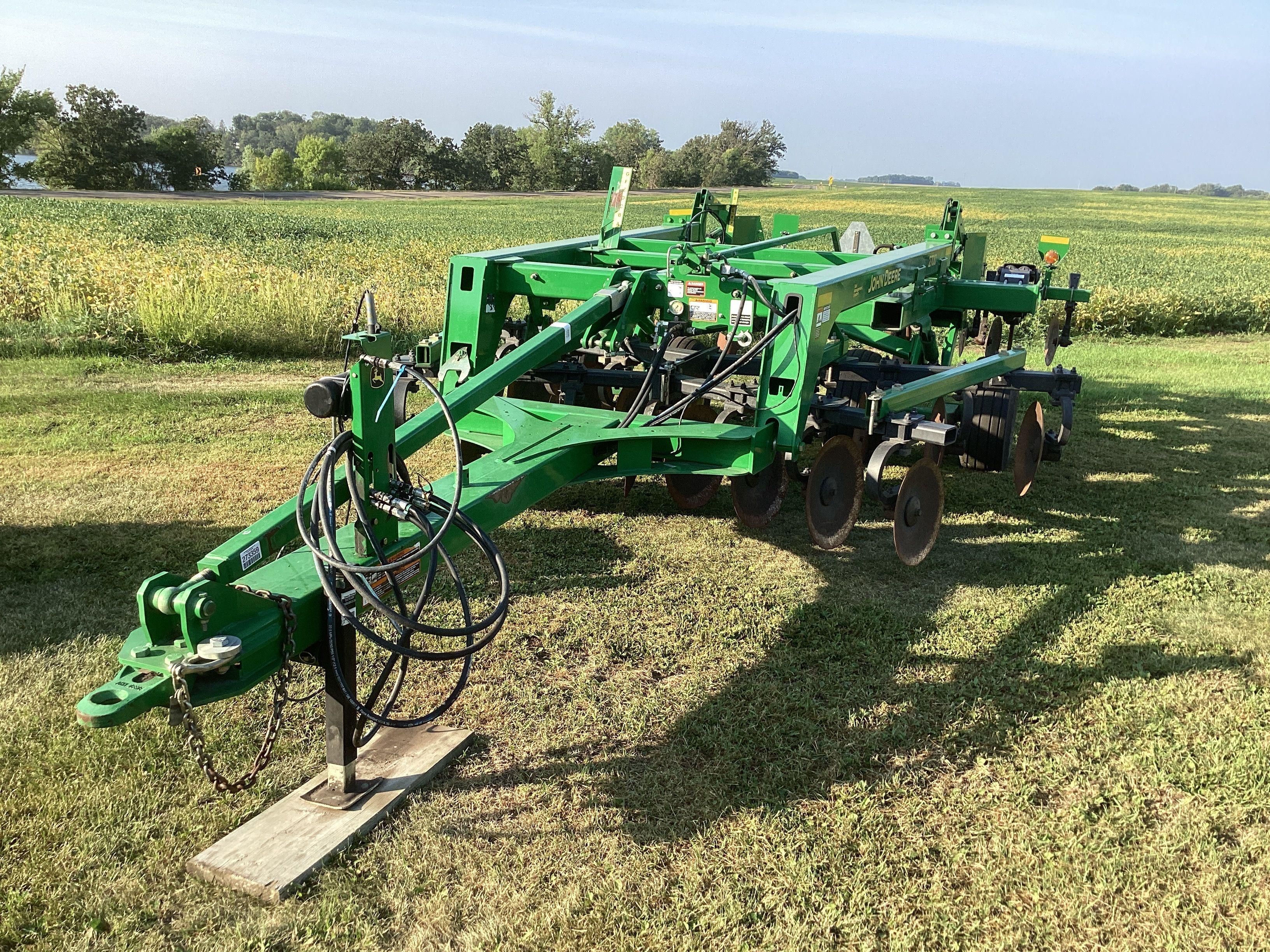 Main image John Deere 2700