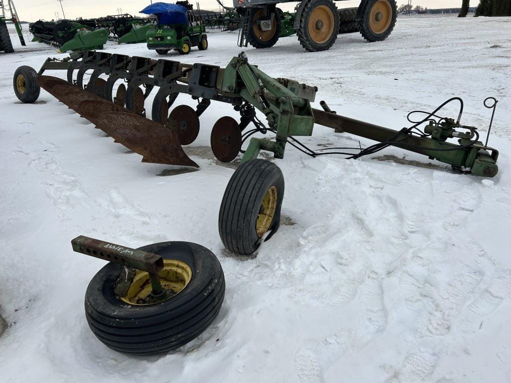 John Deere 2700 Equipment Image0