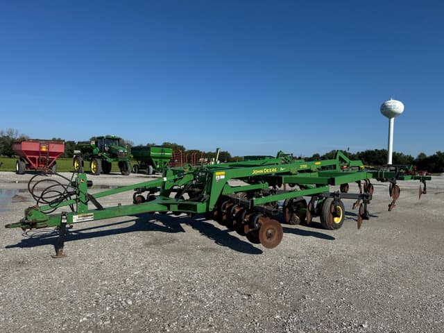 Image of John Deere 2700 equipment image 1