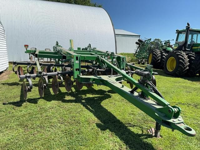 Image of John Deere 2700 equipment image 1
