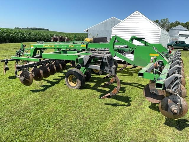 Image of John Deere 2700 equipment image 4