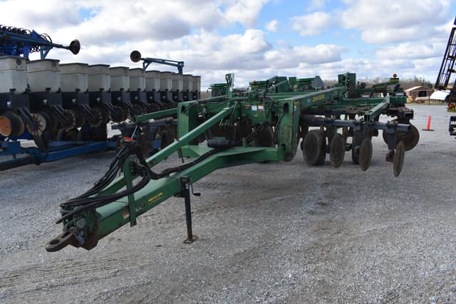 Image of John Deere 2700 equipment image 2