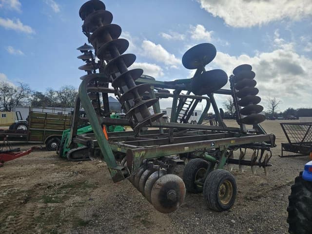 Image of John Deere 335 equipment image 3