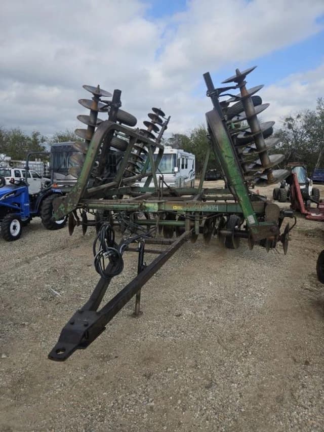 Image of John Deere 335 equipment image 1