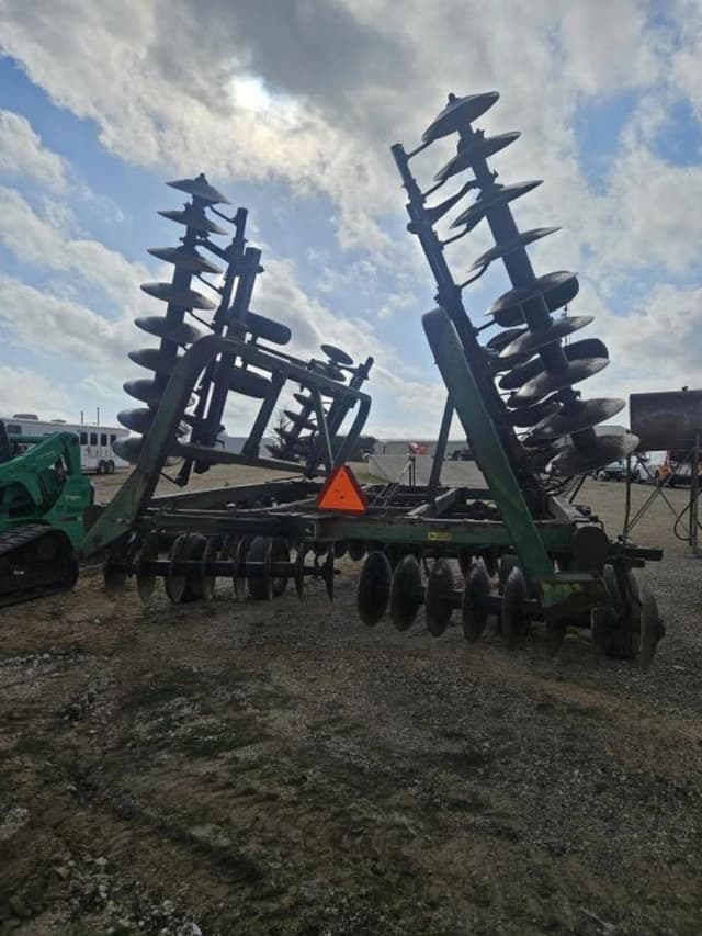 Image of John Deere 335 equipment image 4