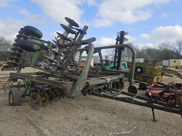 Image of John Deere 335 equipment image 2