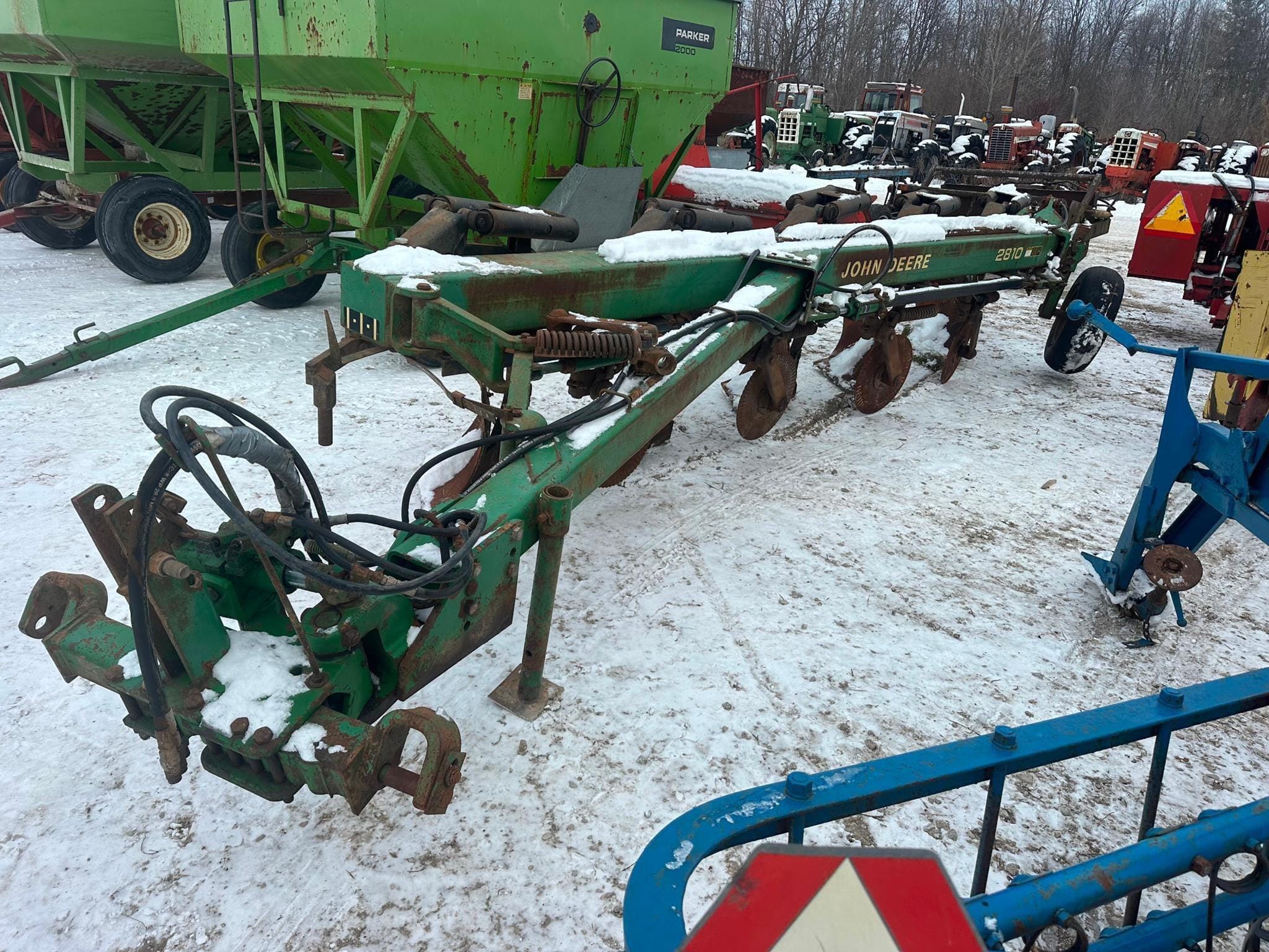 John Deere 2810 Equipment Image0