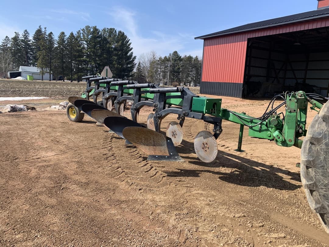 Image of John Deere 2810 Primary image