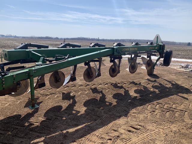 Image of John Deere 2810 equipment image 1