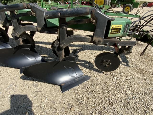 Image of John Deere 2810 equipment image 4