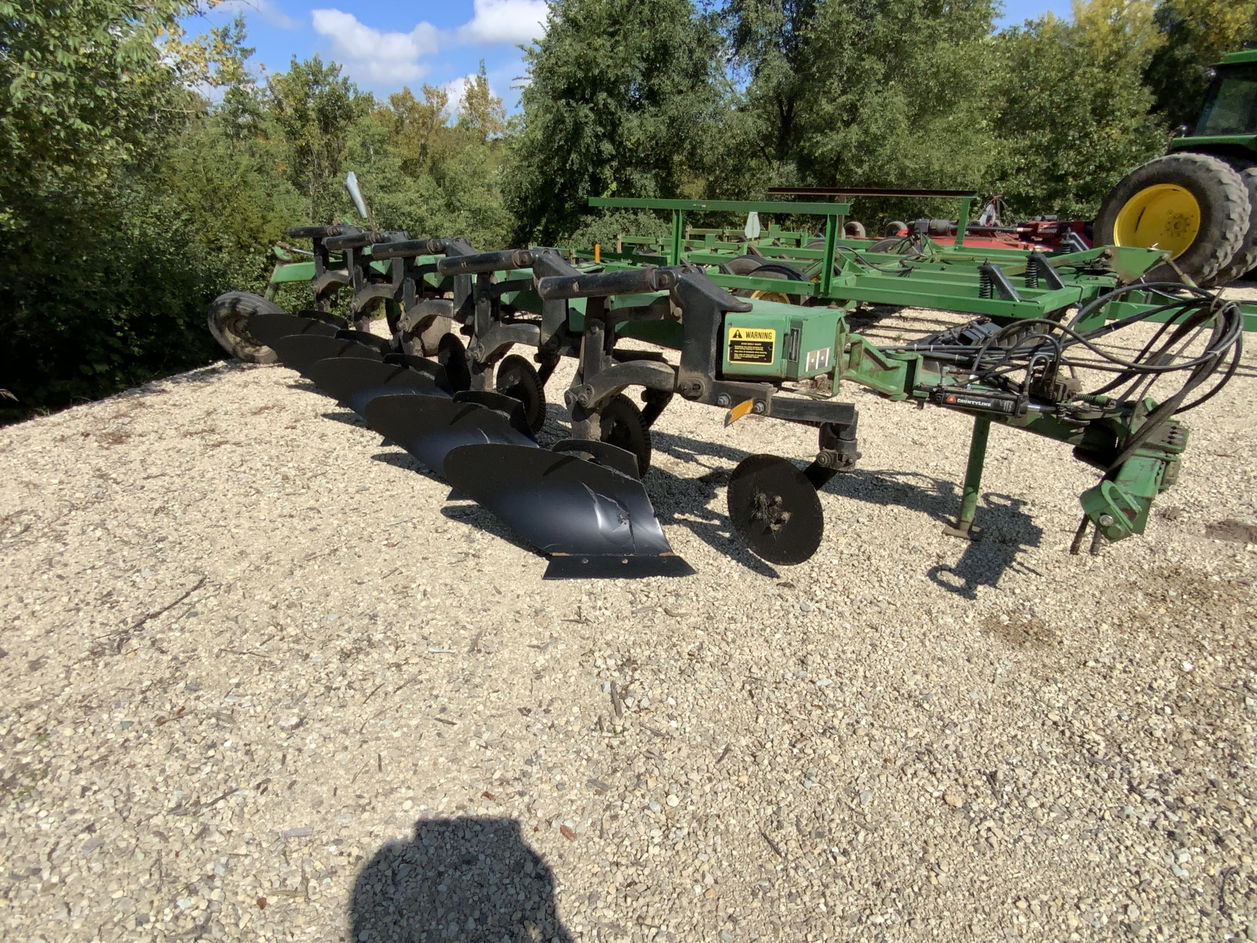 John Deere 2810 Equipment Image0