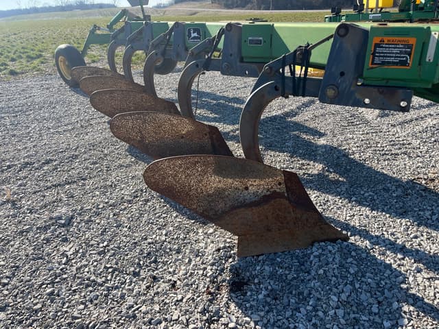 Image of John Deere 2810 equipment image 1