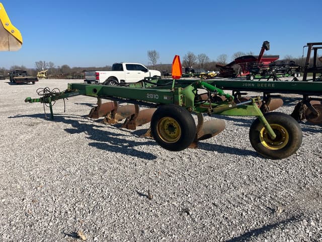 Image of John Deere 2810 equipment image 3