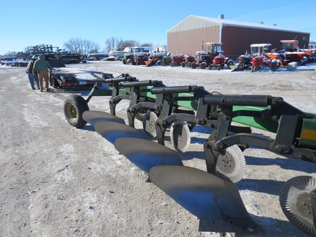 Image of John Deere 2810 equipment image 3