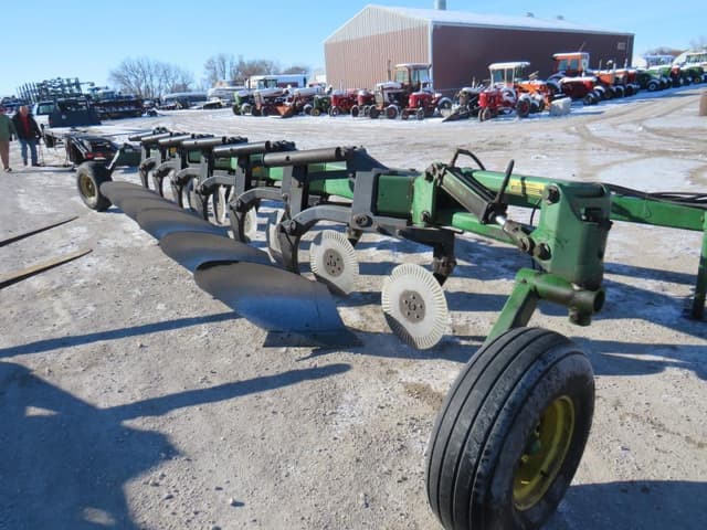 Image of John Deere 2810 equipment image 1