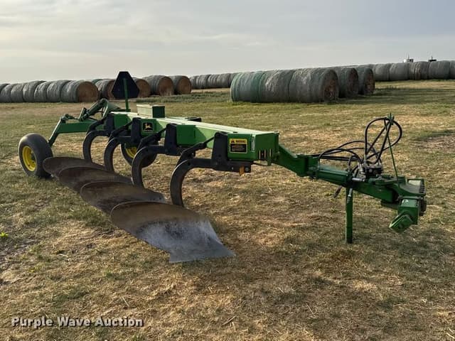 Image of John Deere 2810 equipment image 2