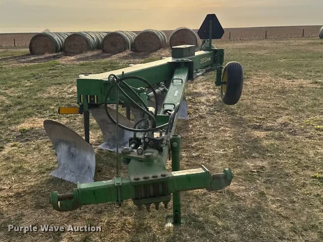 Image of John Deere 2810 equipment image 1