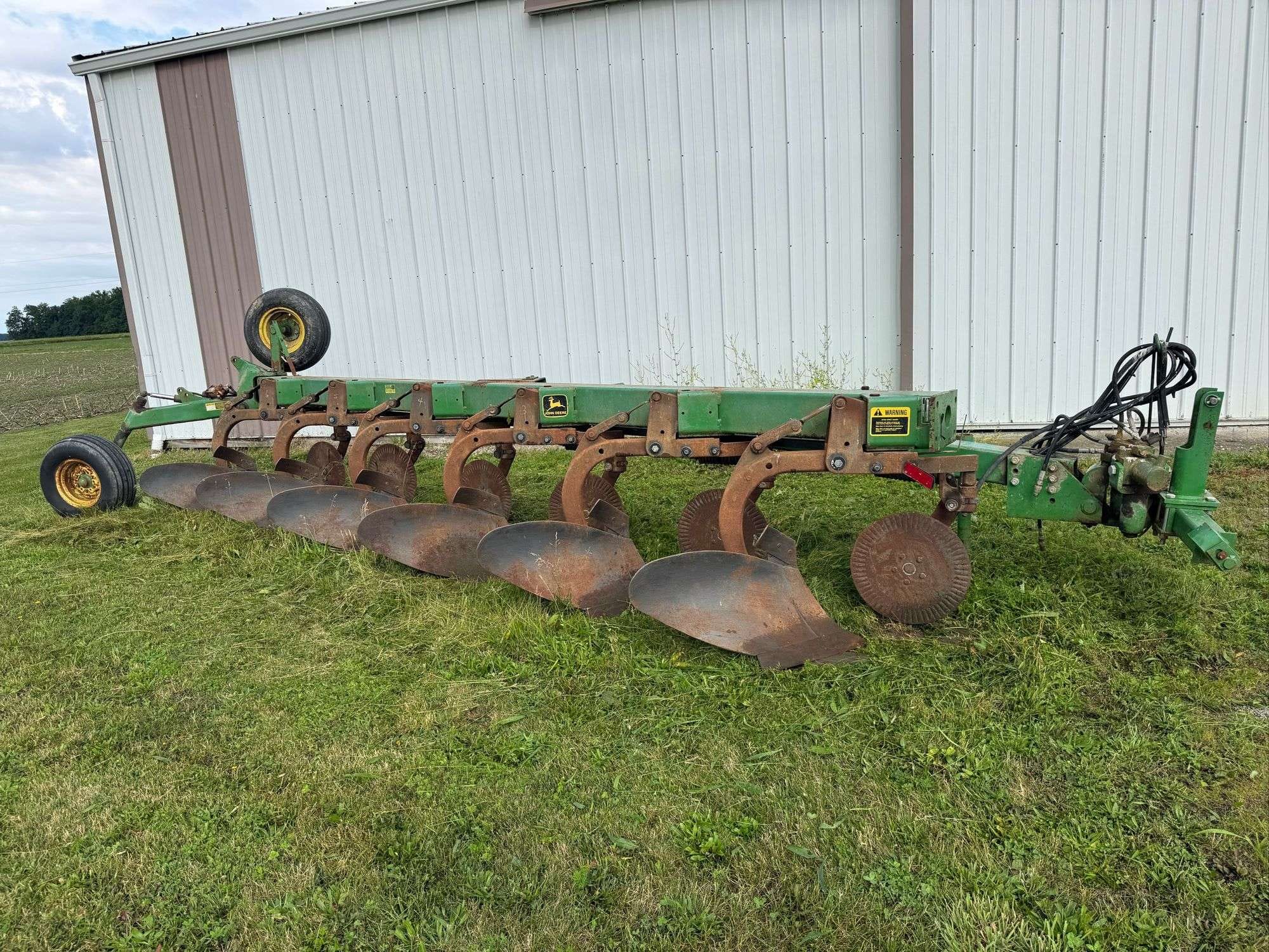 John Deere 2810 Equipment Image0