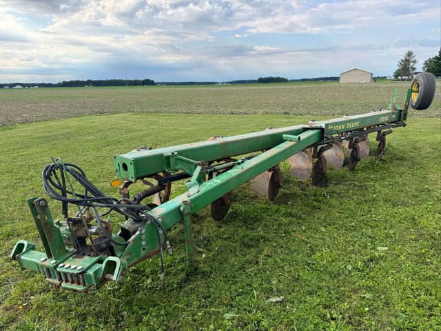 Image of John Deere 2810 equipment image 2