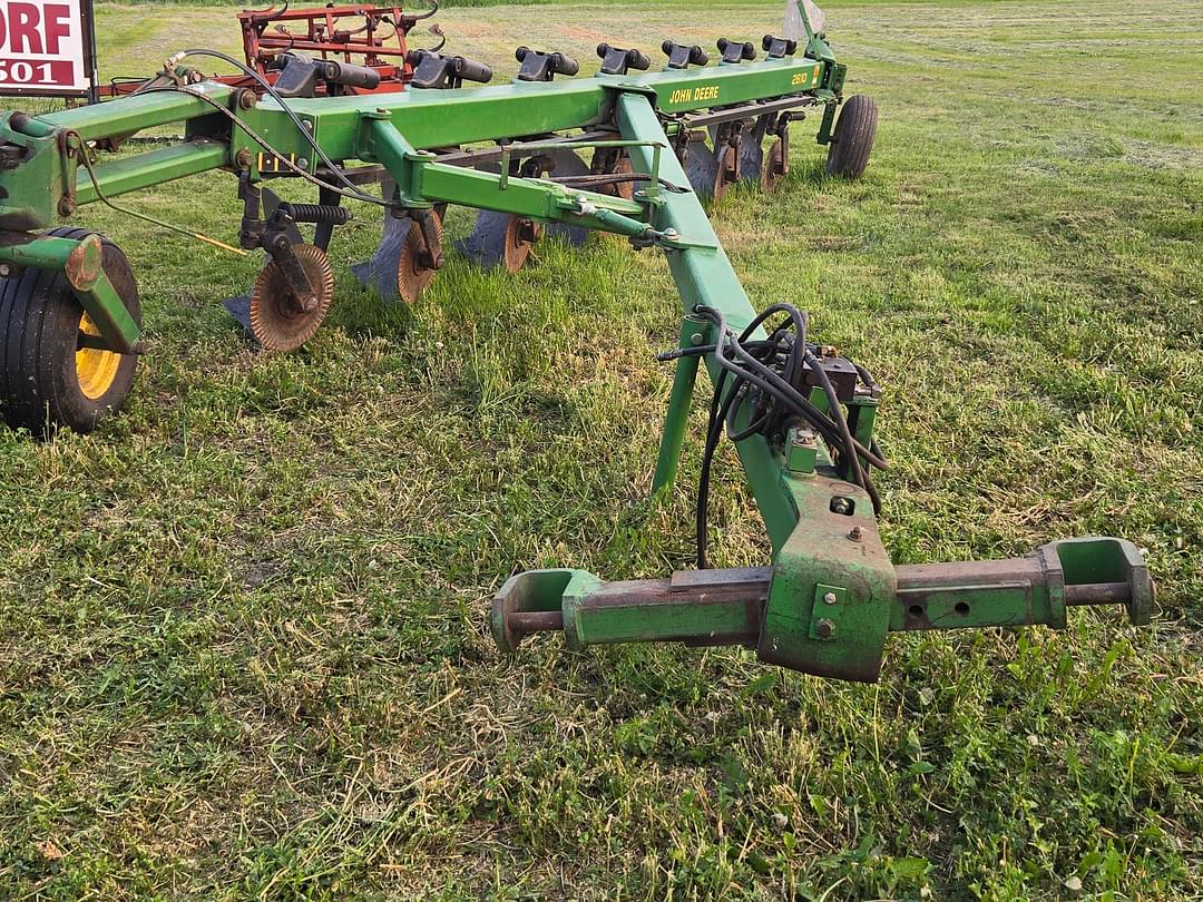 Image of John Deere 2810 Primary image