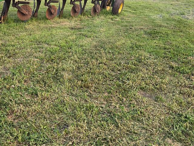 Image of John Deere 2810 equipment image 2