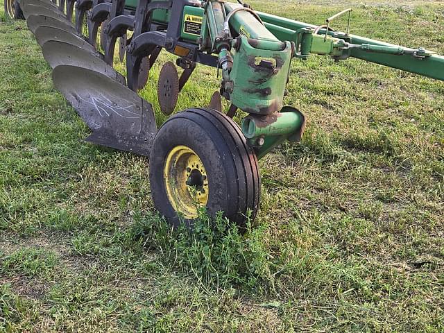 Image of John Deere 2810 equipment image 1