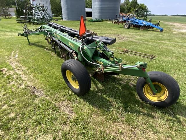 Image of John Deere 2810 equipment image 3