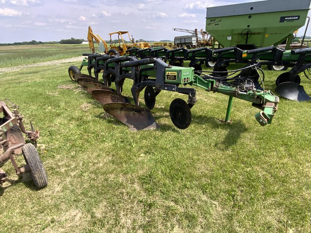 Image of John Deere 2810 Primary image