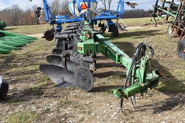 Image of John Deere 2810 equipment image 1