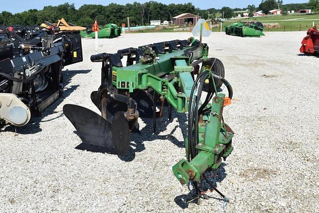 Image of John Deere 2810 equipment image 1