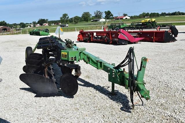 Image of John Deere 2810 equipment image 2