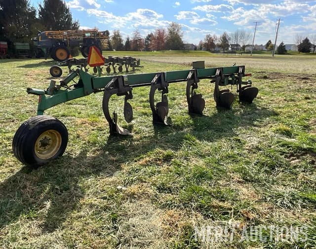 Image of John Deere 2810 equipment image 2