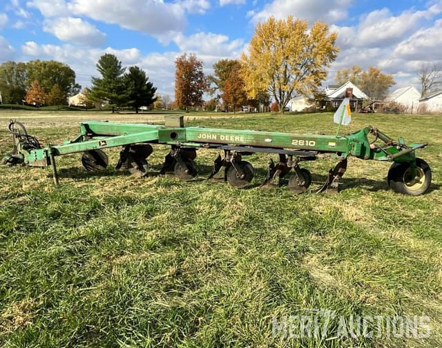 Image of John Deere 2810 equipment image 1