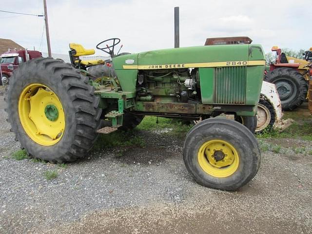Image of John Deere 2840 equipment image 1