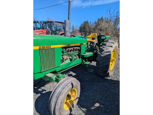 Image of John Deere 2840 equipment image 1