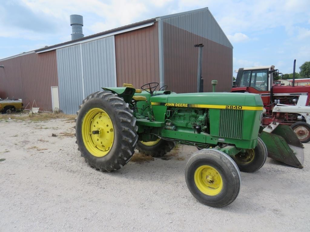 John Deere 2840 Equipment Image0