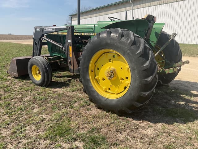 Image of John Deere 2940 equipment image 2