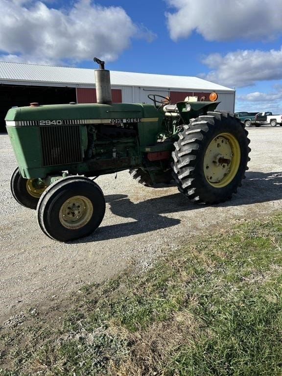 John Deere 2940 Equipment Image0