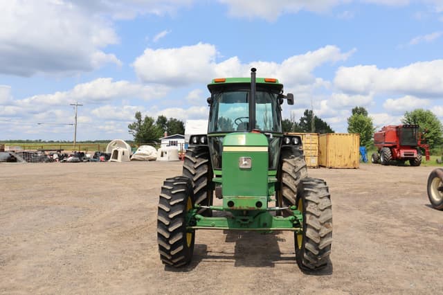 Image of John Deere 2940 equipment image 1