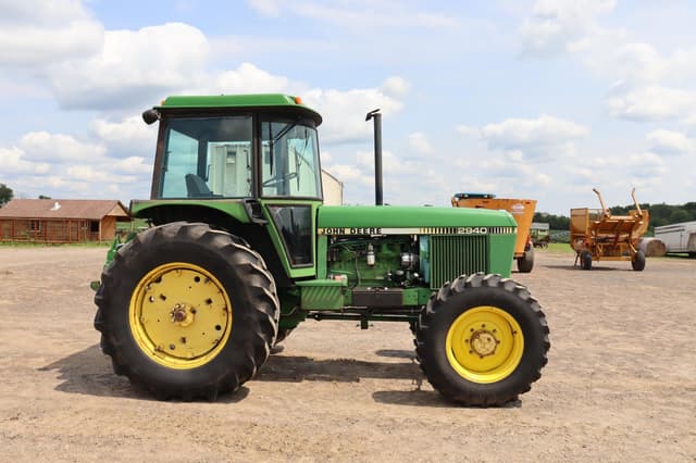 Image of John Deere 2940 equipment image 3