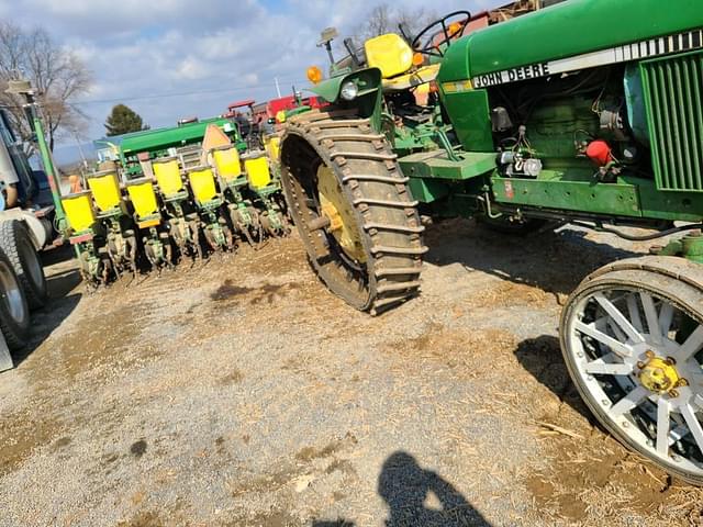 Image of John Deere 2940 equipment image 2