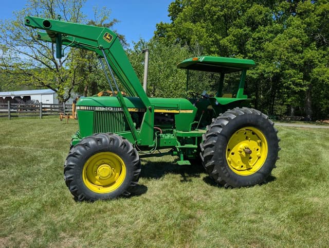 Image of John Deere 2940 equipment image 1