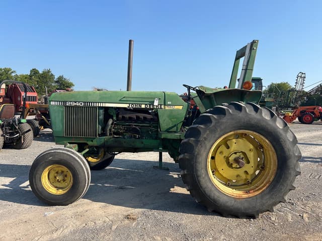 Image of John Deere 2940 equipment image 1
