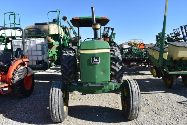 Image of John Deere 2940 equipment image 2