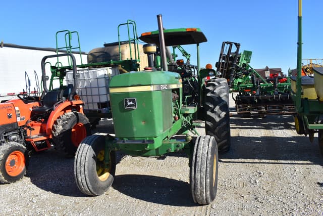 Image of John Deere 2940 equipment image 1