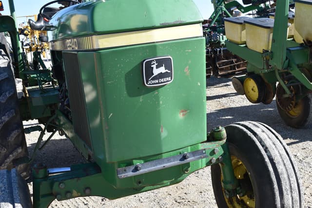 Image of John Deere 2940 equipment image 4